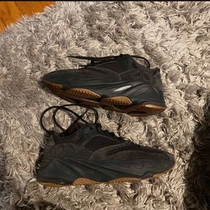 Yeezy boost 700 utility black m size 7